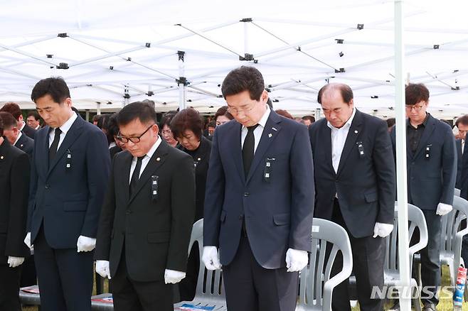 용인시 현충일 추념식에서 호국영령들에 묵념하는 김민기 국회의원, 이상일 시장 등 일행