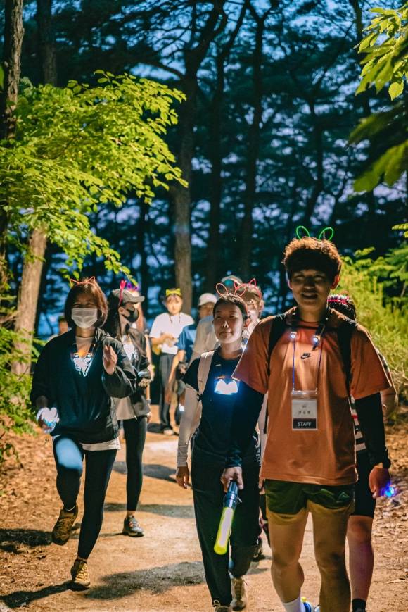 지난 2일 서울 광진구가 운영하는 ‘아차산 야간 트레킹’에 참가한 구민들이 트레킹을 즐기고 있다. 광진구 제공