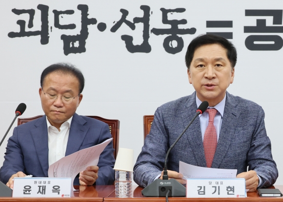 김기현(오른쪽) 국민의힘 당 대표와 윤재옥 원내대표 연합뉴스.