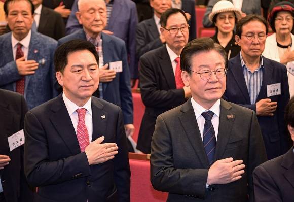 김기현 국민의힘 대표와 이재명 더불어민주당 대표가 지난달 22일 서울 여의도 국회 도서관에서 열린 민주화추진협의회 결성 39주년 기념식에서 국민의례를 하고 있다. 오장환 기자