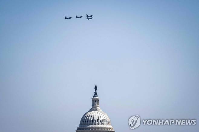 미국 수도 워싱턴 상공의 F-16 전투기 미군 F-16 전투기 편대가 2023년 3월 30일(현지시간) 워싱턴DC 상공을 비행하는 모습. [AFP 연합뉴스 자료사진. 재판매 및 DB 금지]