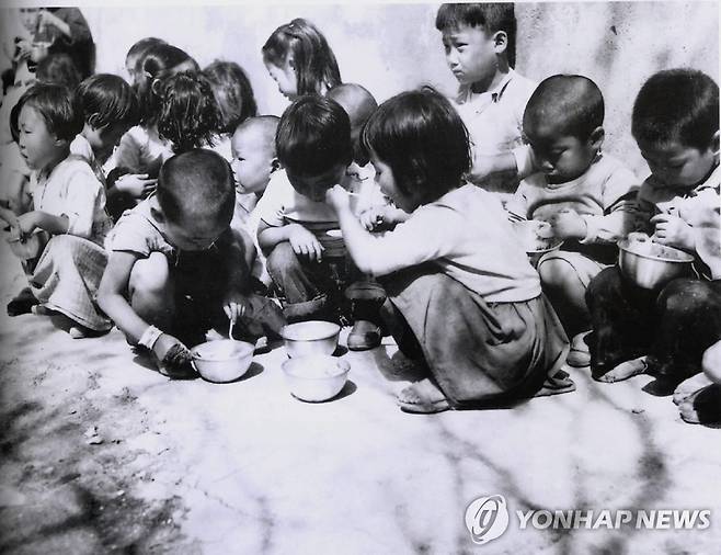6.25 전쟁 중인 1952년 6월 봉사단체에서 나눠준 음식을 먹고 있는 어린이들 [연합뉴스 자료사진]