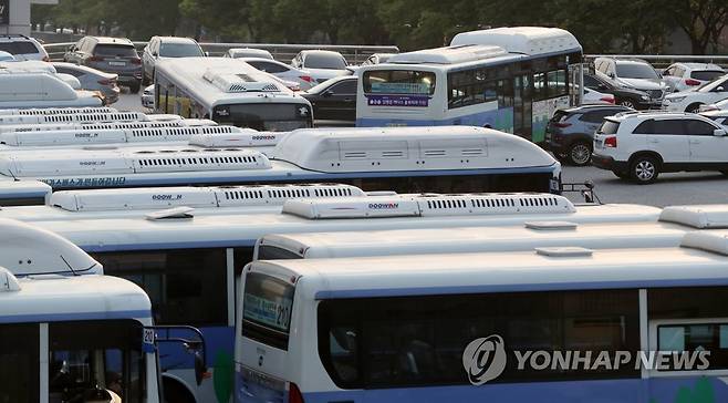 정차돼 있는 부산 시내버스 [연합뉴스 자료사진]
