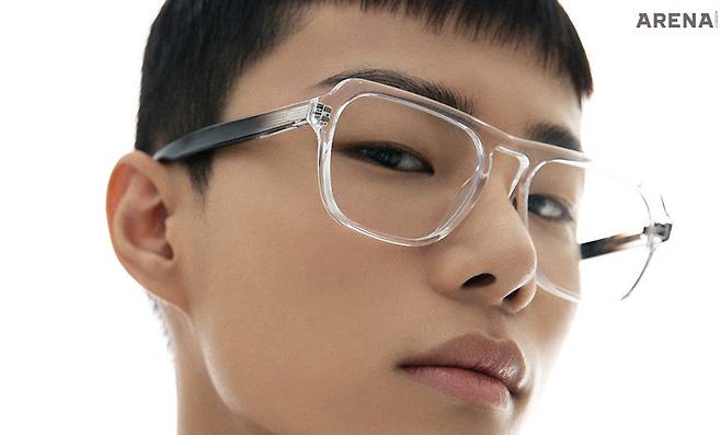 그러데이션 디자인이 인상적인 안경 34만원 젠틀몬스터×메종 마르지엘라 제품.
