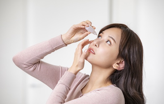 안구건조증으로 인해 인공눈물이나 안약을 구매하는 소비자가 늘고 있다ㅣ출처: 클립아트코리아