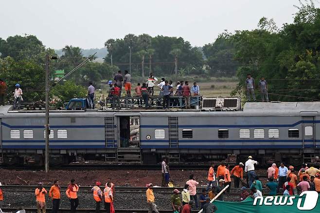 4일(현지시간) 인도 오디샤주 발라소르 지역에서 275명이 숨진 열차 충돌 사고 현장서 구조대원과 열차 근로자들이 복구 작업을 하고 있다. 2023.6 5 ⓒ AFP=뉴스1 ⓒ News1 우동명 기자