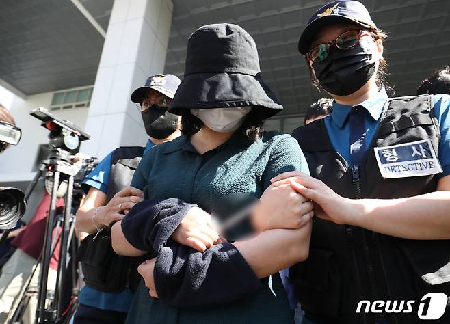 온라인 과외 앱을 통해 처음 만난 또래 여성을 살해한 뒤 시신을 훼손·유기한 혐의로 구속된 정유정(23)이 2일 오전 부산 동래경찰서에서 검찰로 송치되고 있다. 정유정은 지난달 26일 부산 금정구 소재 피해자의 집을 찾아가 중고로 산 교복을 입고 피해자에게 자신이 중학생이라고 거짓말하고 잠시 대화를 나누다 흉기로 살해했다. 2023.6.2/뉴스1 ⓒ News1 윤일지 기자
