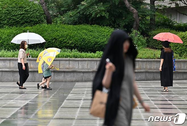 현충일인 6일 오후 서울 용산역에서 우산을 쓴 시민들이 걷고 있다. 2023.6.6/뉴스1 ⓒ News1 구윤성 기자