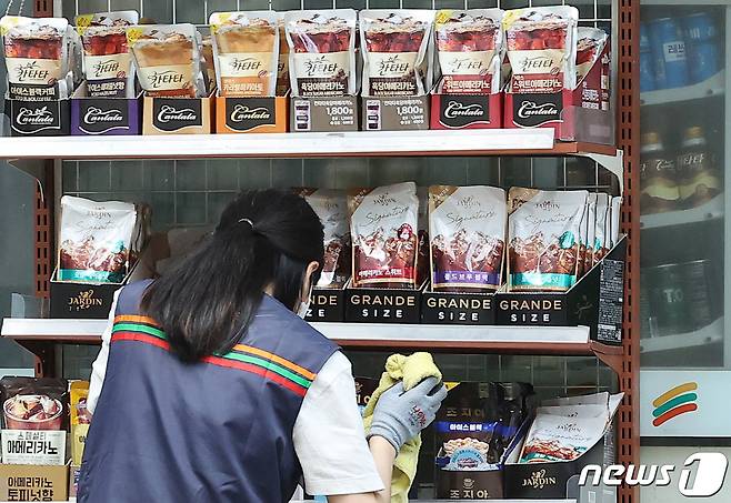 서울시내 한 편의점에서 아르바이트생이 매대를 정리하는 모습.ⓒ News1 조태형 기자