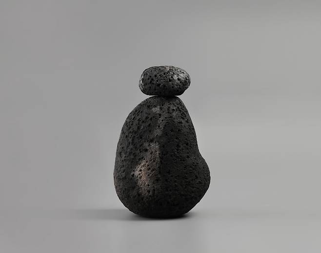 양형석作, 돌멩이 탑, 10×10×20cm, 조합토·현무암유약, 2023 (제주갤러리 제공)