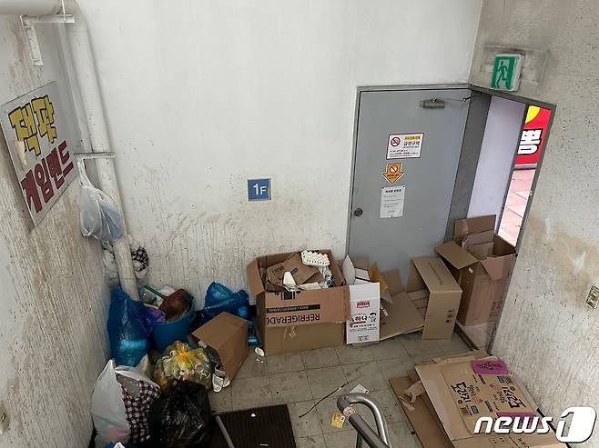 7일 낮 의정부시 미즘 건물 1층 비상계단 출입로의 모습. ⓒ News1 이상휼 기자