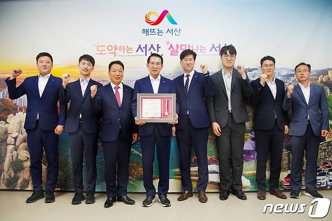 이완섭 서산시장이 7일 시장실에서 제8회 대한민국 자랑스러운 베스트 대상 수상 기념 촬영을 하는  모습.(서산시 제공)