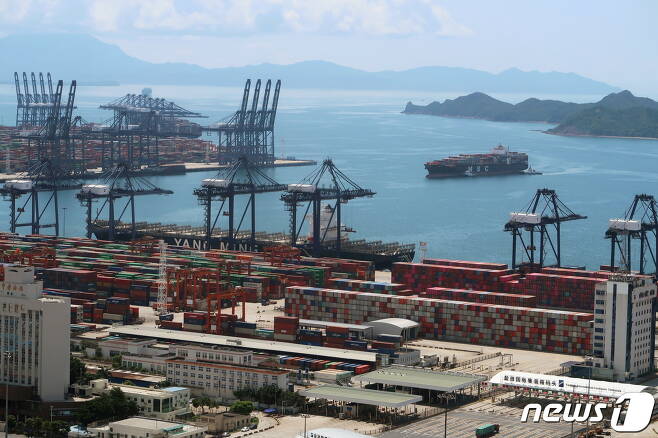 중국의 한 항구에 쌓인 컨테이너들. ⓒ 로이터=뉴스1 ⓒ News1 정윤영 기자