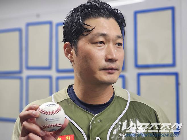 한미일 통산 500세이브 공을 들고 포즈를 취한 오승환. 대구=스포츠조선 정현석 기자 hschung@sportschosun.com