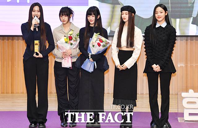 그룹 뉴진스 혜인(왼쪽에서 첫 번째)이 2월 16일 오전 서울 중구 서울시청 다목적홀에서 열린 '서울시 홍보대사 감사패 수여 및 위촉식'에 참석해 소감을 말하고 있다. /박헌우 기자