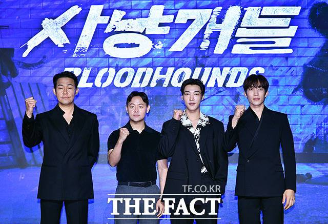 배우 박성웅과, 김주환 감독, 배우 우도환, 이상이(왼쪽부터 차례대로)가 7일 오전 서울 마포구 호텔 나루 서울 엠갤러리에서 열린 넷플릭스 새 시리즈 '사냥개들' 제작발표회에 참석해 포즈를 취하고 있다. /장윤석 인턴기자