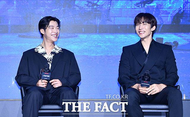 배우 우도환(왼쪽)과 이상이가 7일 오전 서울 마포구 호텔 나루 서울 엠갤러리에서 열린 넷플릭스 새 시리즈 '사냥개들' 제작발표회에 참석해 소감을 밝히고 있다. /장윤석 인턴기자