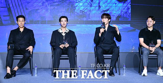 배우 박성웅과, 우도환, 이상이, 김주환 감독이 7일 오전 서울 마포구 호텔 나루 서울 엠갤러리에서 열린 넷플릭스 새 시리즈 '사냥개들' 제작발표회에 참석해 소감을 밝히고 있다. /장윤석 인턴기자