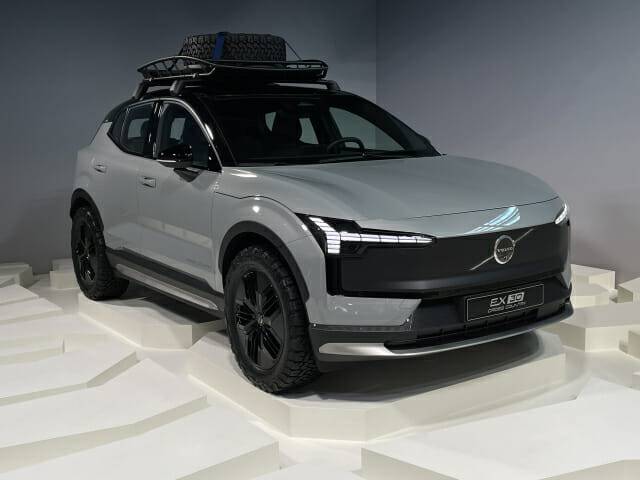 한편 볼보는 볼보의 주력 라인업인 EX30의 크로스컨트리 도입 계획도 공개했다. 생산은 오는 2024년 말부터이며 높은 지상고와 전후면 및 측면 스키드 플레이트, 블랙 패널로 처리된 전면 범퍼 및 부트리드(트렁크 마감), 크로스컨트리 시그니처와 함께 19인치 블랙휠 또는 18인치 전용 타이어 및 휠의 옵션으로 출시될 예정이다. (사진=김재성 기자)