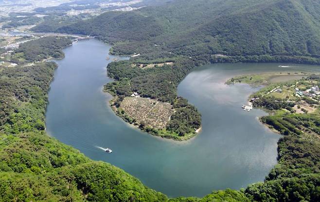 드론으로 바라본 괴산호의 풍경. 물길을 따라 한반도 지형을 닮은 모습이 정겹다. 사진=조용준 여행전문기자