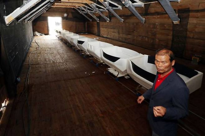 밑바닥 드러낸 소금 창고. 5일 오후 전남 신안군 증도면 한 소금 창고에서 염부 박형기(65) 씨가 텅텅 빈 창고를 바라보고 있다. [이미지출처=연합뉴스]