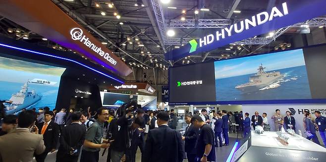 7일 부산 해운대구 벡스코(BEXCO)에서 열린 ‘제13회 국제해양방위산업전(MADEX) 2023’에 한화오션과 HD현대중공업의 부스가 마주보고 있다. /권오은 기자