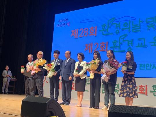 예산군 덕산면 소재 ㈜호반호텔앤리조트 스플라스 리솜 박광수 총지배인이 환경보전 노력을 인정받아 지난 5일 천안시청 봉서홀에서 열린 제28회 '환경의 날' 기념행사에서 충청남도지사 표창을 수상했다.사진=에산군 제공