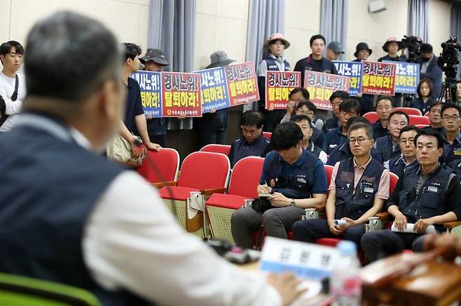 한국노총김동명 위원장과 참석 위원들이 7일 전남 광양시 중동한국노총전남 광양지역지부 회의실에서 한국경제사회노동위원회(경사노위) 불참ㆍ탈퇴 여부를 논의하는 긴급 중앙집행위원회를 열고 있다. ⓒ연합뉴스