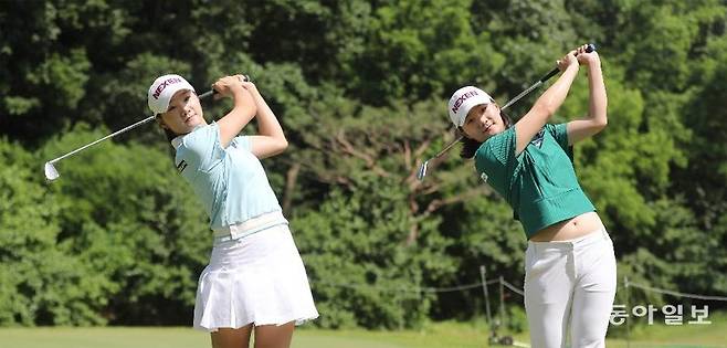 쌍둥이 자매 김아로미(왼쪽)와 새로미가 5일 경기 안성시 신안컨트리클럽에서 아이언샷 자세를 취하고 있다. 이들은 
한국여자프로골프(KLPGA)투어에서 유일한 쌍둥이 골퍼다. 자매에게 서로의 단점을 묻자 김아로미는 “새로미는 집중력이 부족해 가끔
 어이없는 실수를 한다”고 했고, 김새로미는 “언니는 너무 모범생이라 가르쳐 주는 것을 100% 똑같이 하려고 해 스트레스를 
받는다”고 말했다. 안성=안철민 기자 acm08@donga.com