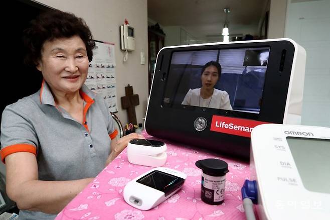 전강자 씨가 2일 오전 서울 광진구 자택에서 정보통신기술(ICT) 건강상담 단말기 화면을 보며 상담사와 대화하고 있다. 서울시는 
이달 중순 시작하는 ‘어르신 건강동행 비대면 건강관리 서비스’ 시범사업을 앞두고 전 씨 자택에서 단말기를 테스트했다. 전영한 기자
 scoopjyh@donga.com