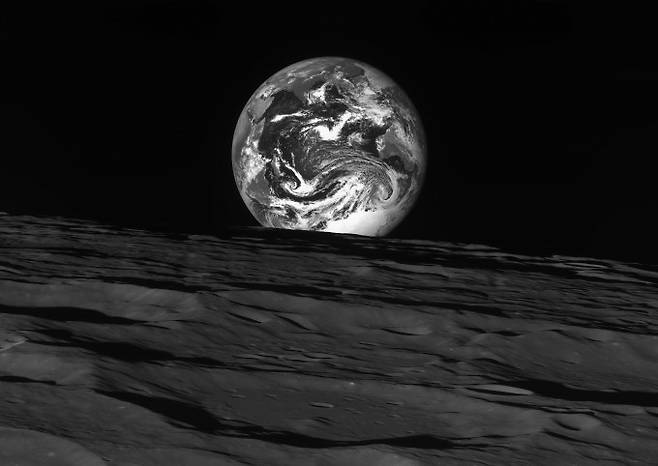 다누리가 달 상공 344km에서 달 표면과 지구를 촬영했다. 항우연 제공