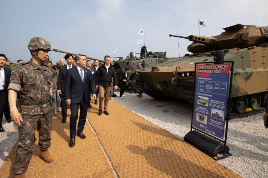 ) 이종섭 국방부 장관이 7일 경기 포천시 승진과학화훈련장에서 열린 2023 연합·화동 화력 격멸훈련에서 마리우스 브와슈차크 폴란드 국방부 장관과 장갑차를 둘러보고 있다. 연합뉴스