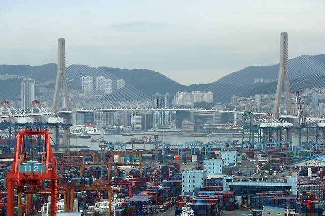 [부산=뉴시스] 하경민 기자 = 산업통상자원부는 지난달 수출이 8개월 연속 감소세를 기록하고, 무역수지도 15개월째 적자를 나타냈다고 1일 밝혔다. 이날 부산 남구 감만부두 야적장에 컨테이너가 가득 쌓여 있다. 2023.06.01. yulnetphoto@newsis.com /사진=뉴시스