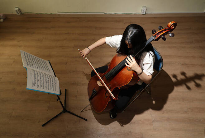 첼리스트를 꿈꾸는 이지안(가명·17) 학생이 5월31일 자신이 사는 아파트 단지 내 상가에서 첼로 연주를 하고 있다. 강창광 선임기자 chang@hani.co.kr