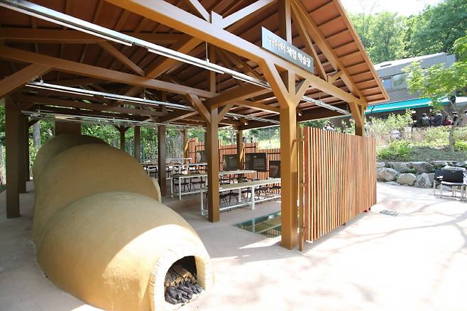 청자가마터 야외학습장에 조성된 가마모형과 학습시설 모습.