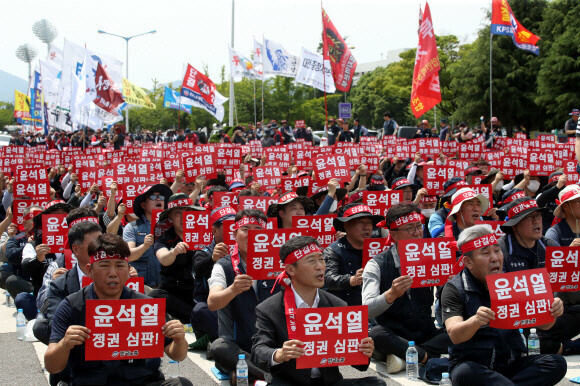 한국노총이 7일 중앙집행위원회에서 경제사회노동위원회 대화 전면 중단을 결정한 뒤 전남 광양시 포스코 광양제철소 하청 노동자들의 농성장에서 ‘한국노총 긴급 투쟁결의대회’를 열었다. 연합뉴스.