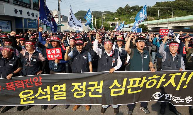 7일 오후 전남 광양경찰서 앞에서 노동운동 탄압 분쇄와 경찰 폭력 만행 규탄하는 한국노총 긴급 투쟁결의대회 마무리 집회가 열리고 있다. 연합뉴스