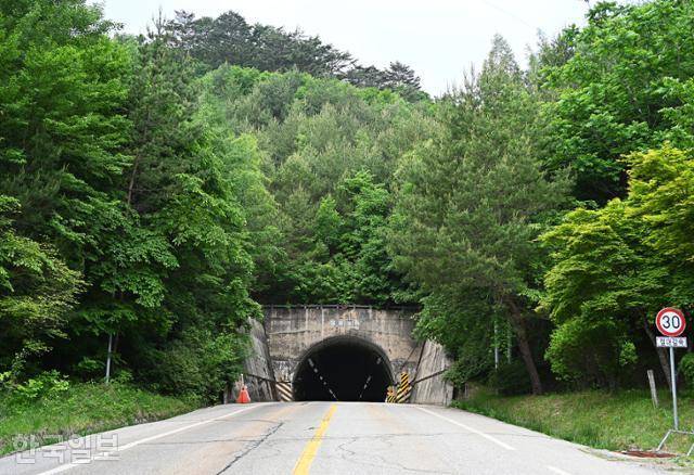 화천읍내에서 평화의댐의 이어지는 길목의 해산령터널.
