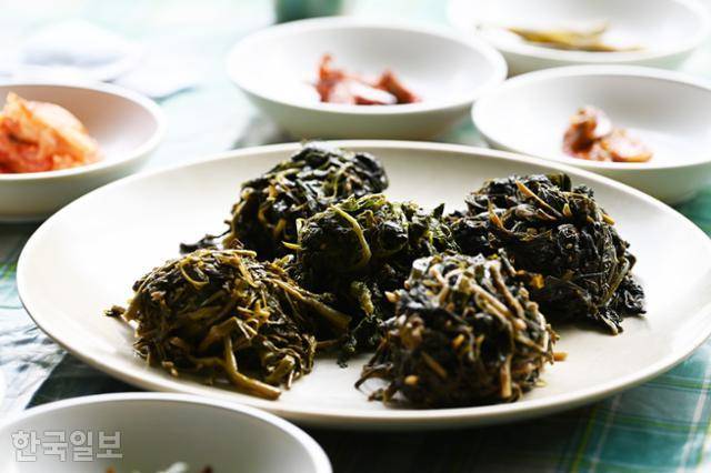 비수구미 민박의 산채정식. 자연에서 채취한 5가지 나물과 8가지 반찬이 함께 나온다.