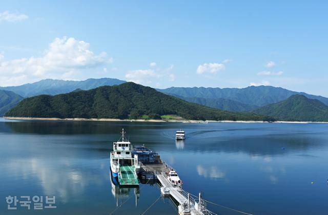 파로호유람선 평화누리호가 평화의댐에서 구만리 선착장으로 돌아오고 있다.