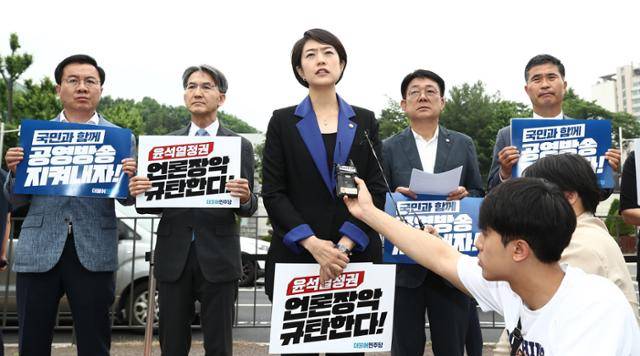 고민정(가운데) 민주당 언론자유대책특별위원장이 7일 서울 용산구 대통령 집무실 앞에서 열린 KBS 수신료 분리징수 추진 항의 기자회견에서 규탄 발언을 하고 있다. 뉴스1