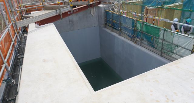 도쿄전력은 오염수(일본명 ‘처리수’)를 방류할 해저터널 굴착을 끝내고 5일 터널에 바닷물을 채우는 작업을 시작해 6일 완료했다고 밝혔다. 사진은 터널에 물을 채우는 작업을 완료한 후 수조의 모습. 도쿄전력 처리수 포털사이트 캡처