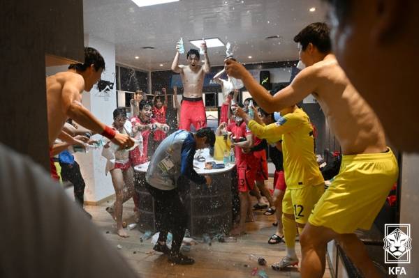 김은중호가 지난 5일 열린 2023 FIFA U-20 월드컵 8강 나이지리아전 승리 후 라커룸에서 환호하고 있다. 대한축구협회