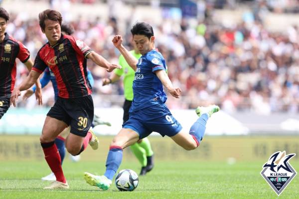 김주성(왼쪽)이 수원 삼성 공격수 안병준을 막고 있다.(사진=프로축구연맹)