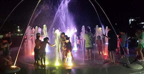 지난해 여름 시민복지타운광장 내 분수대에서 어린들이 즐겁게 놀고있는 모습 [사진=제주시]