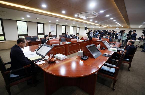 7일 오전 경기도 과천정부청사 방송통신위원회 회의실에서 열린 '지상파방송 상업자 재허가 세부계획 의결' 관련 방통위 전체회의에서 김효재 위원장 직무대행이 회의를 주재하고 있다. [사진=뉴시스]