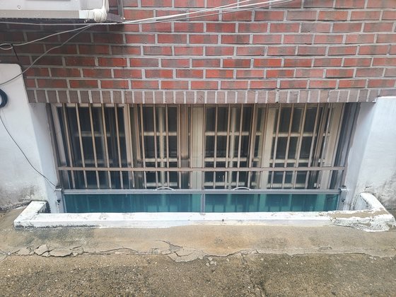 서울 관악구 신림동 반지하 창문에 물막이판이 설치돼있다. 김민정 기자