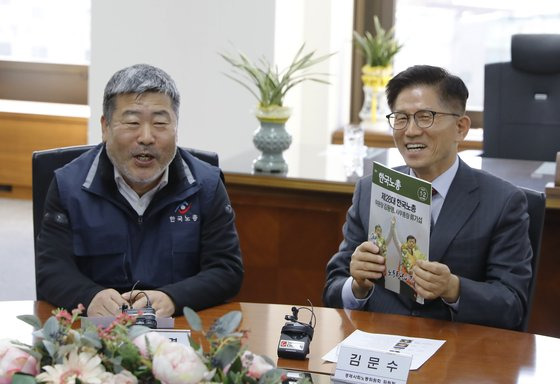 김동명 한국노총 위원장이 21일 서울 종로구 경제사회노동위원회를 방문해 김문수 위원장과 대화하고 있다. 공동취재