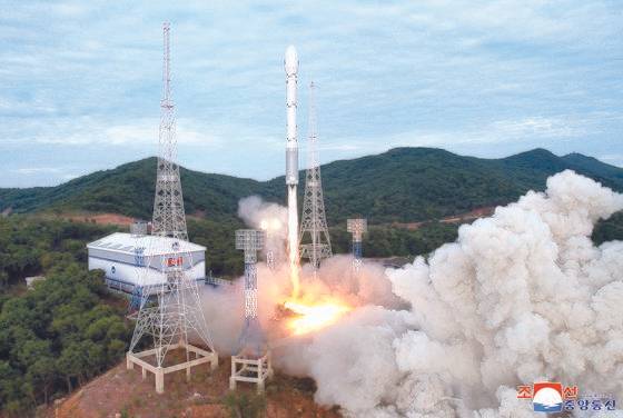 북한은 지난달 31일 동창리 발사장에서 군사정찰위성 '만리경 1호'를 실은 위성운반로켓을 발사했다. 연합뉴스