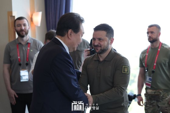 윤석열 대통령은 지난달 G7 정상회의에서 볼로디미르 젤렌스키 우크라이나 대통령을 만나 지원과 협력을 약속했다. 뉴스1